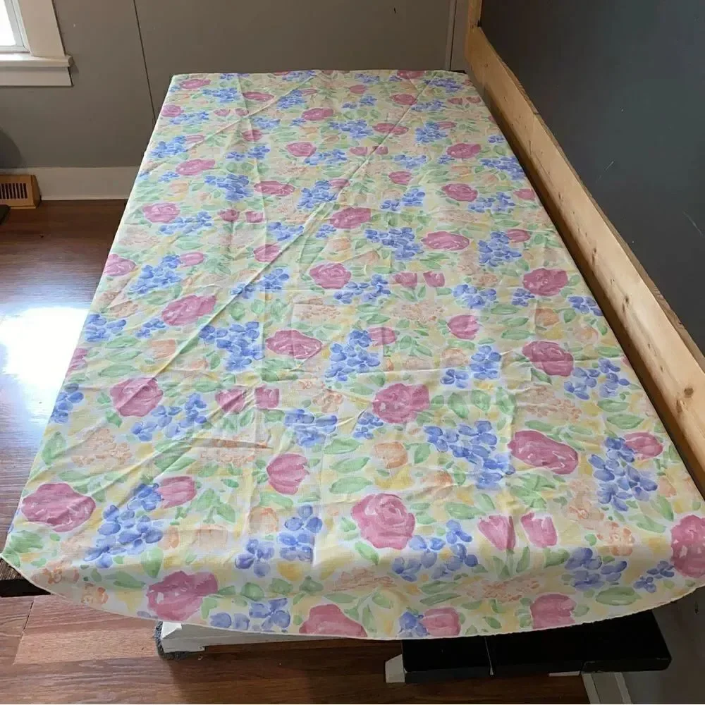 Floral print table cloth, napkins, napkin rings, 2 solid teal placemats